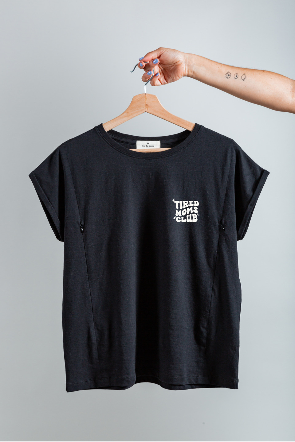 Polera de lactancia Sahr negra con cierres invisibles y diseño "Tired Moms Club", confeccionada en algodón Pima.